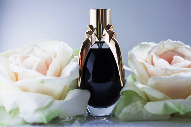 vrouwelijke parfum met rozen  - Foto, afbeelding