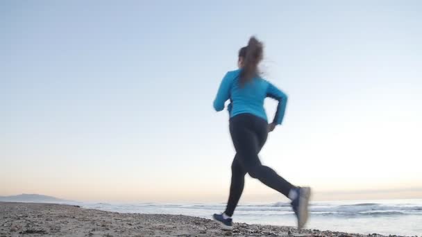 Plajda çalışan fitness kadın runner - Video, Çekim