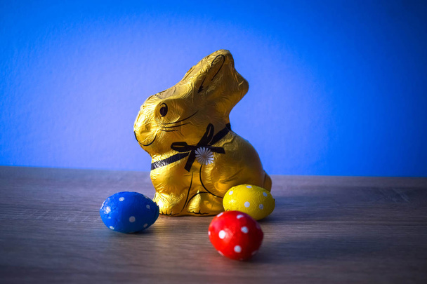 Çikolata Paskalya yumurtaları ile tatil için çikolata Bunny - Fotoğraf, Görsel