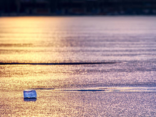 Természetes téli jeges háttér defocused jég a másol hely. Kék, lila színekben - Fotó, kép