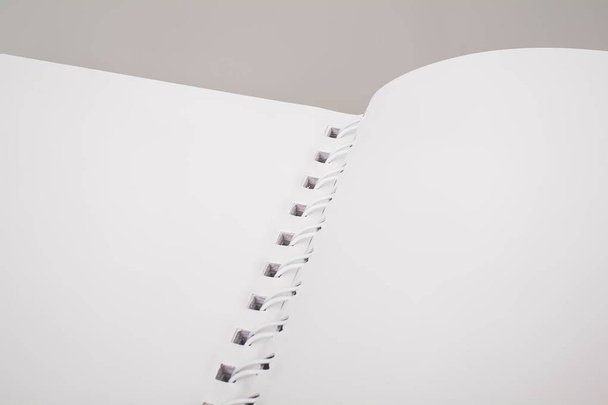 Κενές σελίδες ενός φορητού υπολογιστή με ένα ελικοειδές ελατήριο που απομονώνονται σε λευκό φόντο - Φωτογραφία, εικόνα