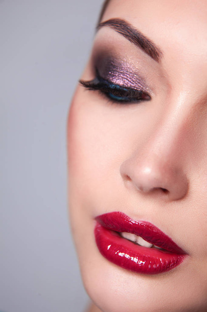 Beautiful fashion luxury makeup, long eyelashes, perfect skin facial make-up - Foto, Bild