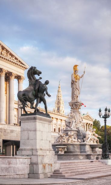 Estátua de Athene em frente ao edifício do Parlamento em Viena
 - Foto, Imagem