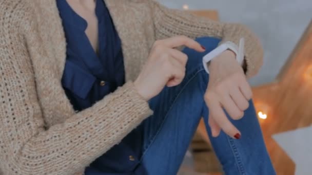 Γυναίκα που χρησιμοποιεί έξυπνο ρολόι στο σπίτι - Πλάνα, βίντεο