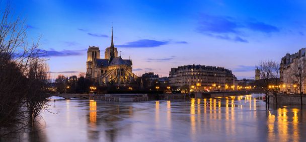 A Notre Dame a történelmi katolikus székesegyház, egyik leglátogatottabb műemléke Párizsban. - Fotó, kép