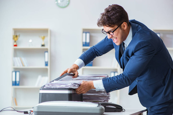 Homme d'affaires faisant des copies dans la machine à copier - Photo, image