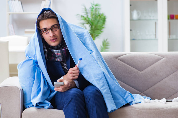 Employee empresário assistindo tv enquanto está doente com gripe - Foto, Imagem