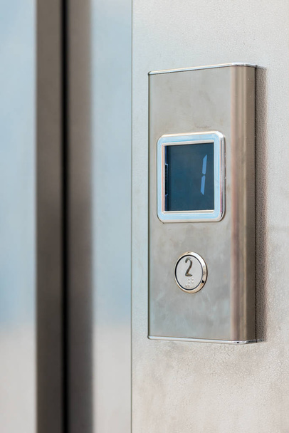κουμπί μεταλλικό ασανσέρ με ηλεκτρονική απεικόνιση - Φωτογραφία, εικόνα