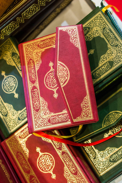 Libro Sagrado Islámico Corán en vista
 - Foto, imagen