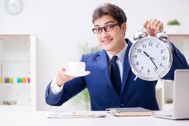Businessman employee in urgency and deadline concept with alarm  - Foto, Bild
