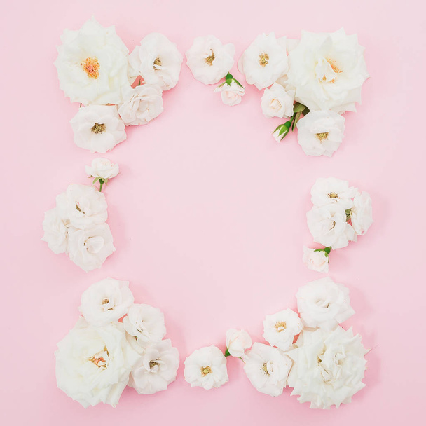 Wykonane z białych kwiatów na różowym tle kompozycji kwiatowych. Widok płaski świeckich, Top. Walentynki-dzień tło - Zdjęcie, obraz