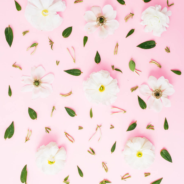 Composición floral hecha de flores blancas sobre fondo rosa. Piso tendido, vista superior. Fondo día de San Valentín
 - Foto, Imagen