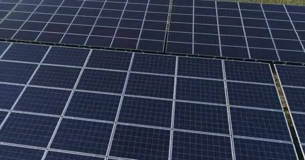 Low flight over solar panels on solar farm. Green alternative renewable energy.  - Filmati, video