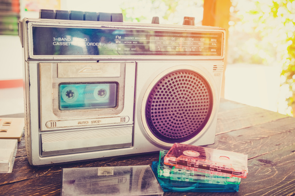 Retró életmód - kazetta kazetta kazettás lejátszó és felvevő zenét hallgatni - vintage színes hang hatása. - Fotó, kép