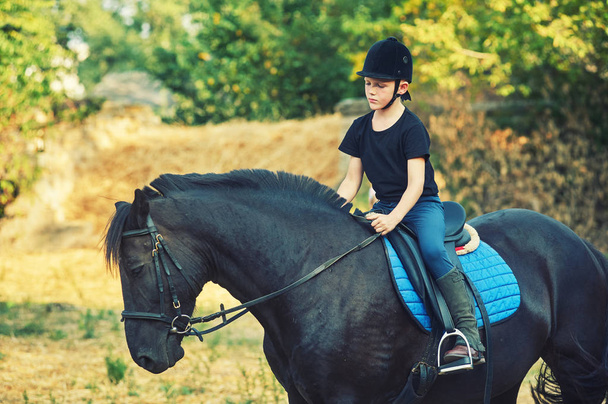 vidám fiú lovaglás, séta - Fotó, kép