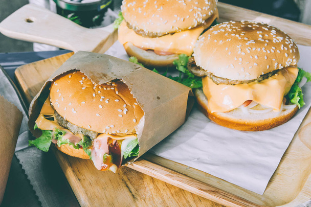 um hambúrguer Pão assado com legumes, creme e carne de porco, fast food, fast food popular
. - Foto, Imagem