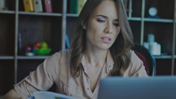Worried business woman face looking at laptop in office. Upset businesswoman - Felvétel, videó
