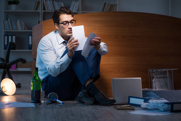 Stressed businessman working overtime in depression - Zdjęcie, obraz