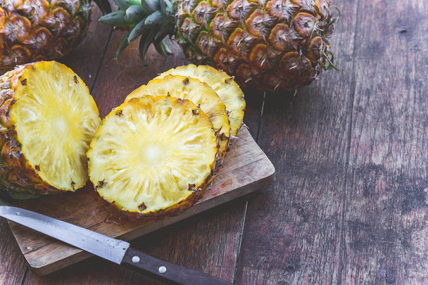 ovoce ananas na dřevěný stůl, letní ovoce - Fotografie, Obrázek