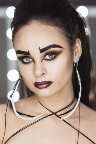 die Kunst des Make-ups Mädchen mit schwarzen Augenbrauen - Foto, Bild