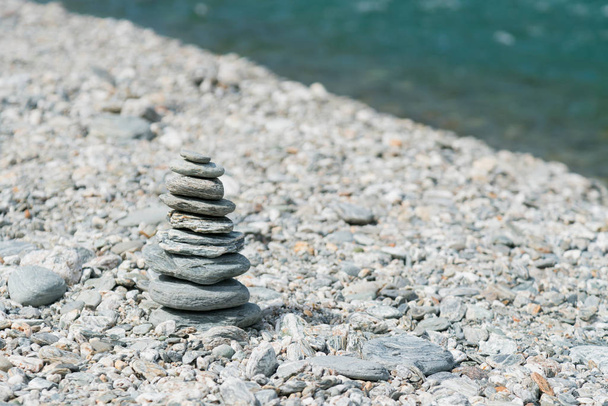 Rivier stapel stenen op de grond, abstracte achtergrond - Foto, afbeelding