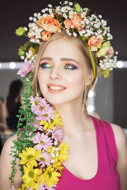 Hermosa chica con flores de primavera.Piel fresca
 - Foto, imagen