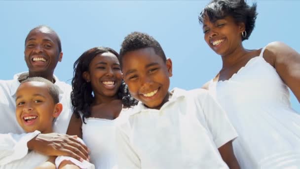 Close up van etnische gelukkig familie skyping samen van vakantie op strand - Video