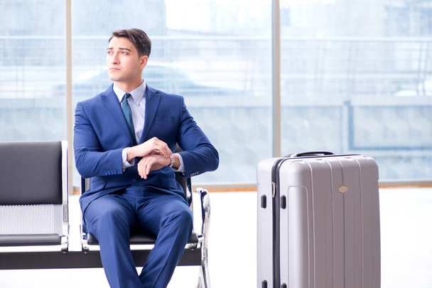 Empresario esperando en el aeropuerto para su avión en cla de negocios - Foto, Imagen