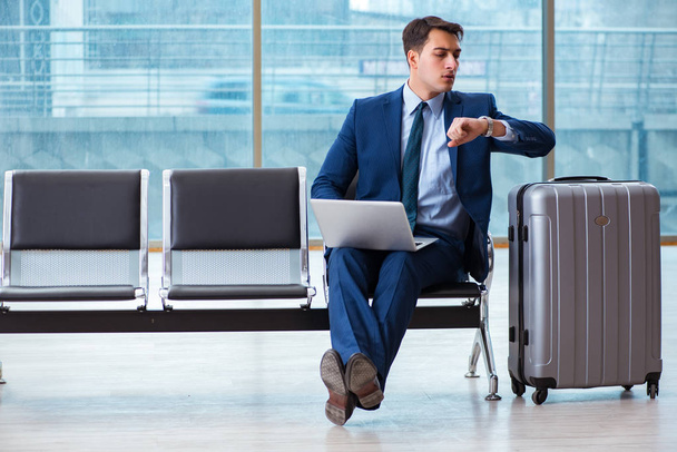 Бізнесмен чекає в аеропорту на свій літак у діловій заяві
 - Фото, зображення