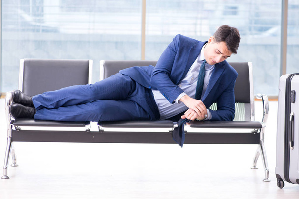 Empresário esperando no aeroporto para seu avião em negócios cla - Foto, Imagem
