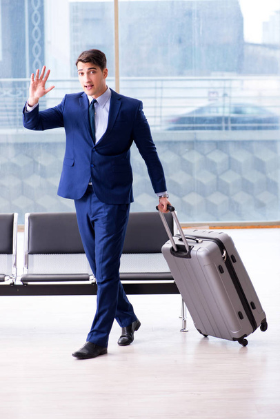 Geschäftsmann wartet am Flughafen auf sein Flugzeug im Business-Clan - Foto, Bild