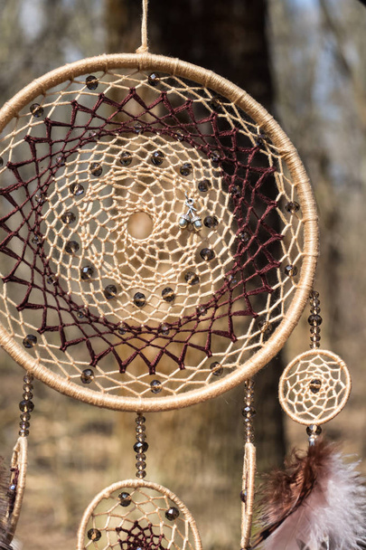 Apanhador de sonhos com fios de penas e pérolas de corda pendurada. Dreamcatcher artesanal - Foto, Imagem