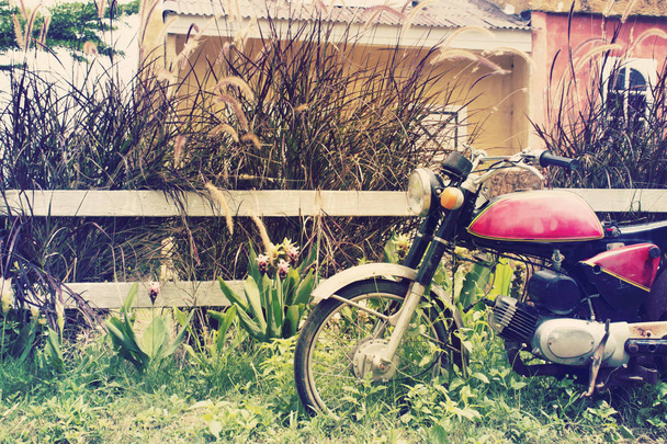 Классический мотоцикл в сельской местности. Старый винтажный мотоцикл
. - Фото, изображение
