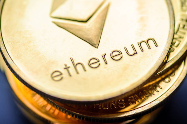 goldenes virtuelles Geld Ethereum Kryptowährungsmünzen gestapelt auf einem dunklen Hintergrund - Foto, Bild