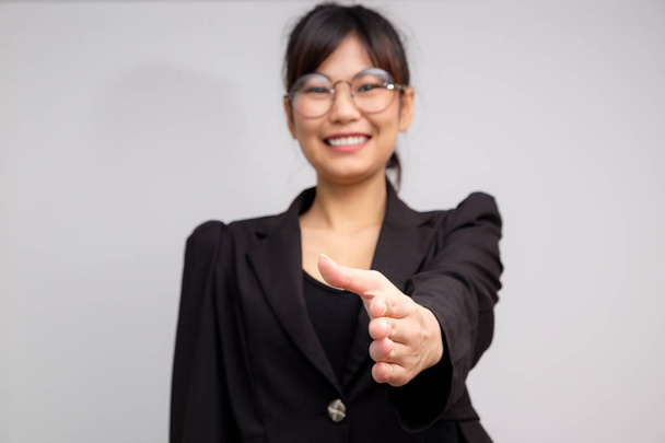 Бизнес улыбающиеся женщины жест руку пожать
  - Фото, изображение