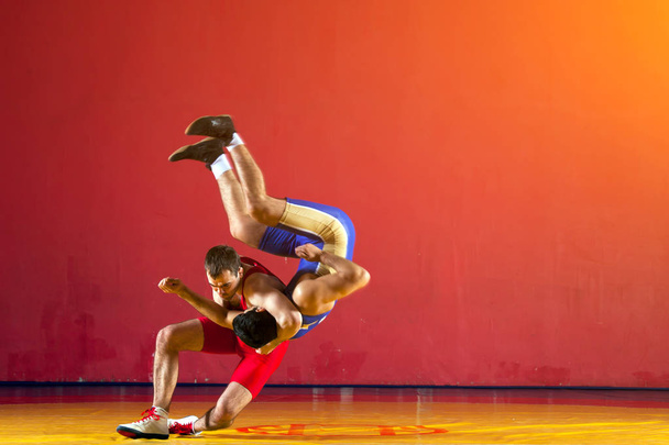Twee sterke worstelaars - Foto, afbeelding