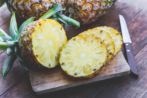 ovoce ananas na dřevo stůl - Fotografie, Obrázek