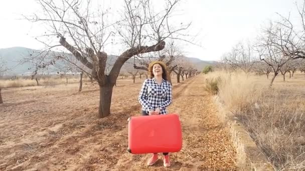 Mutlu genç traveler kadın köyde. Tarım turizm - Video, Çekim