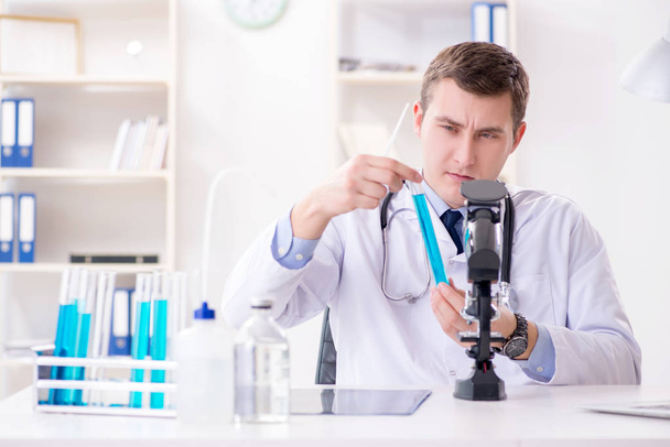 Médico masculino olhando para os resultados do laboratório no hospital - Foto, Imagem