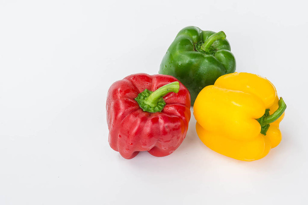sladká paprika izolován v bílém pozadí, rew vagetable - Fotografie, Obrázek