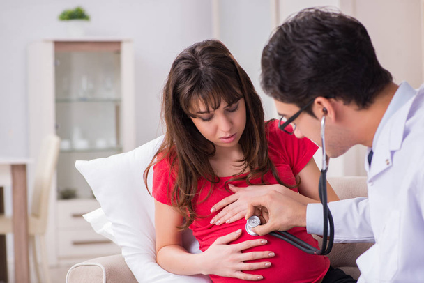 Беременная пациентка посещает врача для регулярного осмотра - Фото, изображение