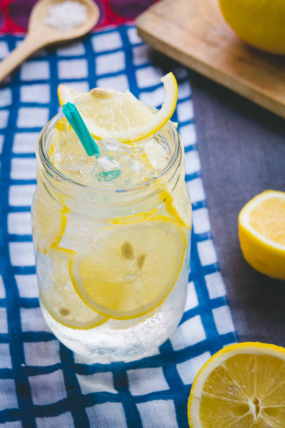 Citronová šťáva, soda, citronová šťáva, soda, soli nebo medu pomohou uhasit žízeň. Je bylinný Oslaďte - Fotografie, Obrázek