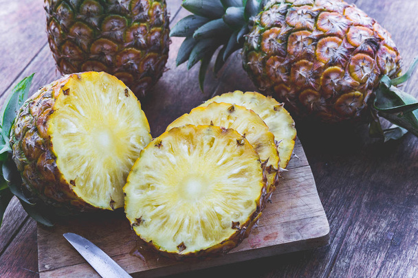 木製テーブルで、パイナップルのフルーツの picec パイナップル フルーツ フルーツ夏の健康的な - 写真・画像