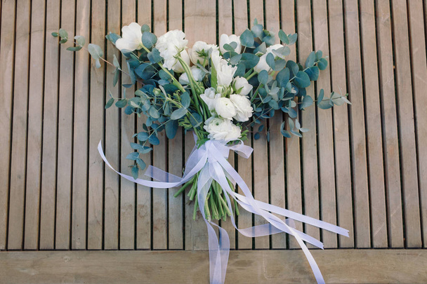 Свадебный букет белых цветов на деревянном столе. вид сверху
 - Фото, изображение