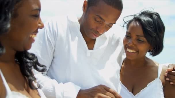 θερινή ώρα των αφροαμερικάνων ευτυχισμένη οικογένεια, απολαμβάνοντας την παραλία - Πλάνα, βίντεο