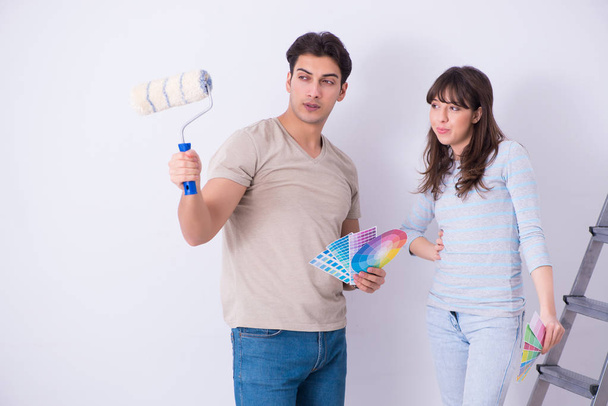 Молодая семья делает ремонт в доме - покраска стен - Фото, изображение
