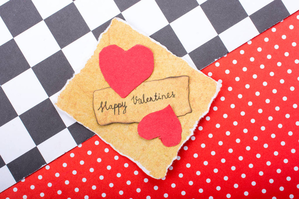Szerelem ikon és Valentin-napi megfogalmazás szakadt papíron - Fotó, kép