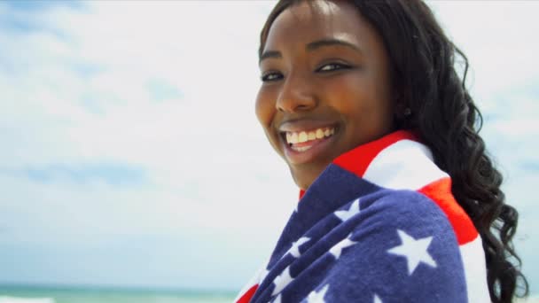 Ethnische Mädchen in Handtuch gehüllt amerikanische Flagge - Filmmaterial, Video