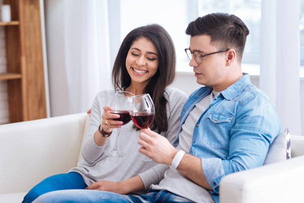 Onnellinen iloinen pariskunta viiniä juomassa
 - Valokuva, kuva