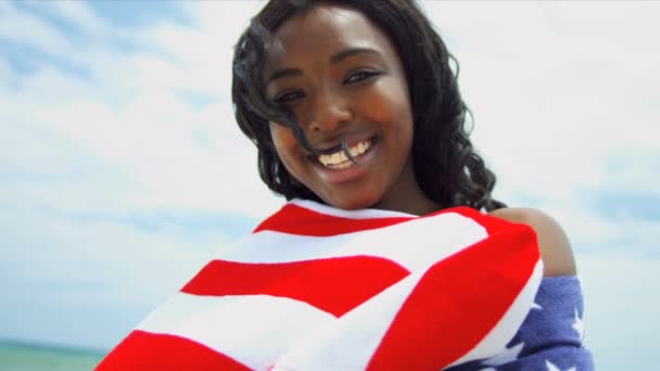 Ethnique fille enveloppé dans serviette drapeau américain
 - Séquence, vidéo